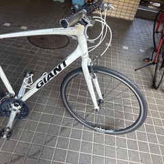 ジャイアント　エスケープ R3  フレームサイズL クロスバイク　白の画像