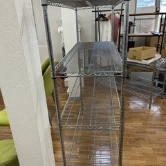 綺麗なスチールラックの画像