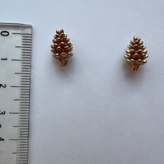 松ぼっくりチャーム2つの画像