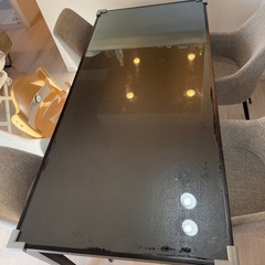 ダイニングテーブルの画像