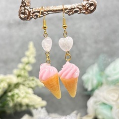 【新品未使用】🍓 ハートにときめく🍦 恋するミニチュアソフトクリームのピアス キャッチ式 イヤリング 変更可能 プレゼント スイーツアクセサリーの画像