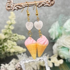 【新品未使用】🍓 ハートにときめく🍦 恋するミニチュアソフトクリームのピアス キャッチ式 イヤリング 変更可能 プレゼント スイーツアクセサリーの画像
