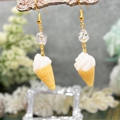 【新品未使用】🍦 とろける至福の時！ミニチュアソフトクリームのピアス イヤリング キャッチ式 変更可 スイーツアクセサリーの画像