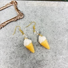 【新品未使用】🍦 とろける至福の時！ミニチュアソフトクリームのピアス イヤリング キャッチ式 変更可 スイーツアクセサリーの画像