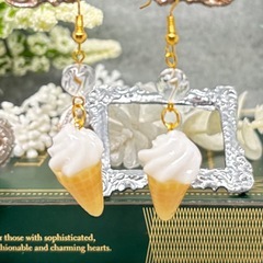 【新品未使用】🍦 とろける至福の時！ミニチュアソフトクリームのピアス イヤリング キャッチ式 変更可 スイーツアクセサリーの画像