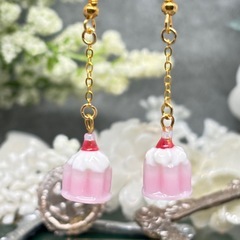 【新品未使用 プレゼントにも】いちごみるくにキュン！可愛いミニチュアプリンのピアス イヤリング変更可能 スイーツアクセサリー 桜色 苺ミルクの画像