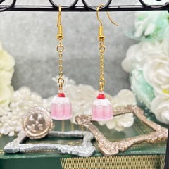 【新品未使用 プレゼントにも】いちごみるくにキュン！可愛いミニチュアプリンのピアス イヤリング変更可能 スイーツアクセサリー 桜色 苺ミルクの画像
