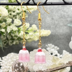 【新品未使用 プレゼントにも】いちごみるくにキュン！可愛いミニチュアプリンのピアス イヤリング変更可能 スイーツアクセサリー 桜色 苺ミルクの画像