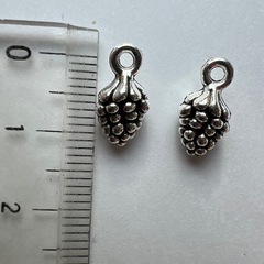 松ぼっくりチャーム シルバー調2個セットの画像