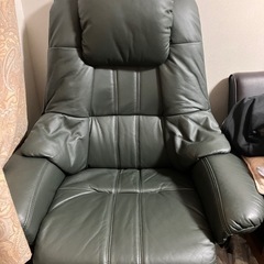 リクライニングチェアーとオットマンの画像