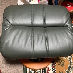 リクライニングチェアーとオットマンの画像