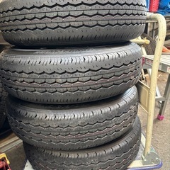 ハイエース純正タイヤの画像