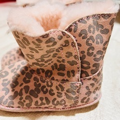 【美品】UGGヒョウ柄 ベビーブーツ ピンク 12.5cmの画像