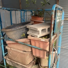 植木鉢他、ブロックなど色々セット　　　お好きなだけ持ち帰り下さい。
の画像