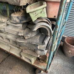 植木鉢他、ブロックなど色々セット　　　お好きなだけ持ち帰り下さい。
の画像