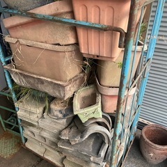 植木鉢他、ブロックなど色々セット　　　お好きなだけ持ち帰り下さい。
の画像
