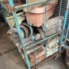 植木鉢他、ブロックなど色々セット　　　お好きなだけ持ち帰り下さい。
の画像