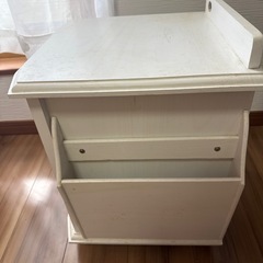 キャスター付きベッドサイドテーブルの画像