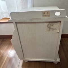 キャスター付きベッドサイドテーブルの画像