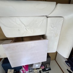 ソファとテーブルの画像