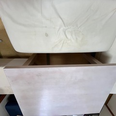 ソファとテーブルの画像