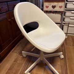 白いチェアの画像