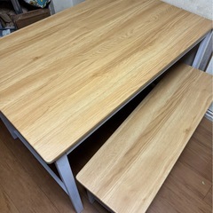 ダイニングテーブルの画像