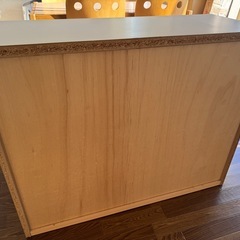 ピンクのかわいい木製タンスの画像