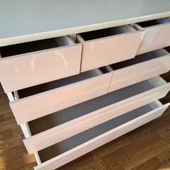 ピンクのかわいい木製タンスの画像