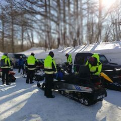 スノーモービル　雪上車の運転手の画像