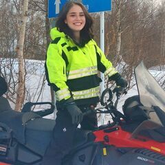 スノーモービル　雪上車の運転手の画像