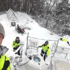 スノーモービル　雪上車の運転手の画像