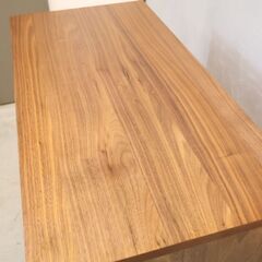 人気の無印良品(MUJI)のウォールナット材 チェスト4段です！スッキリしたデザインは1人暮らしにもおススメのタンス。コンパクトでありながら収納力もあります♪上段の引き出しは可動式の仕切り版付き。の画像