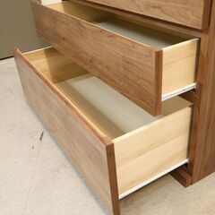 人気の無印良品(MUJI)のウォールナット材 チェスト4段です！スッキリしたデザインは1人暮らしにもおススメのタンス。コンパクトでありながら収納力もあります♪上段の引き出しは可動式の仕切り版付き。の画像