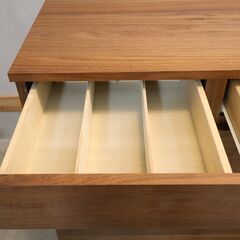 人気の無印良品(MUJI)のウォールナット材 チェスト4段です！スッキリしたデザインは1人暮らしにもおススメのタンス。コンパクトでありながら収納力もあります♪上段の引き出しは可動式の仕切り版付き。の画像