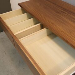 人気の無印良品(MUJI)のウォールナット材 チェスト4段です！スッキリしたデザインは1人暮らしにもおススメのタンス。コンパクトでありながら収納力もあります♪上段の引き出しは可動式の仕切り版付き。の画像