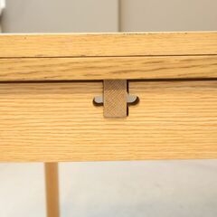人気の無印良品(MUJI)よりオーク材を使用したエクステンションダイニングテーブルです！伸長タイプなので来客時や家族構成が変わった場合にも対応できる万能テーブルです♪の画像