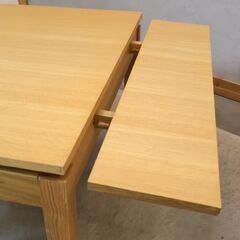 人気の無印良品(MUJI)よりオーク材を使用したエクステンションダイニングテーブルです！伸長タイプなので来客時や家族構成が変わった場合にも対応できる万能テーブルです♪の画像