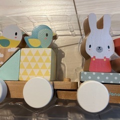 木製　おもちゃ　電車の画像