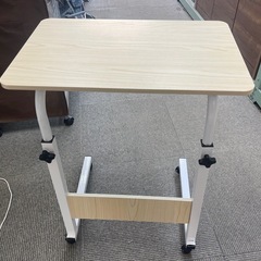 【リサイクルサービス八光】幅59.5㎝　ナチュラルベージュ　ベッドサイドテーブル　キャスター付きの画像