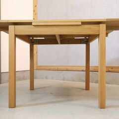 人気の無印良品(MUJI)よりオーク材を使用したエクステンションダイニングテーブルです！伸長タイプなので来客時や家族構成が変わった場合にも対応できる万能テーブルです♪の画像