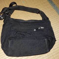 黒いショルダーバッグの画像