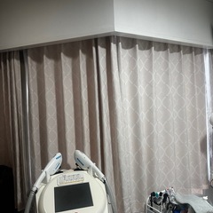 薄いピンクカーテンの画像