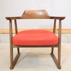 キツツキマークでお馴染みの飛騨産業(HIDA)より低座アームチェアです。床や畳生活の立ち座りを楽にする座椅子です。クッションの座面後方が持ち上がった形状のペルビックサポートが足腰への負担を軽減します。の画像