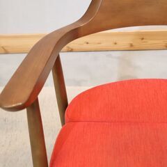 キツツキマークでお馴染みの飛騨産業(HIDA)より低座アームチェアです。床や畳生活の立ち座りを楽にする座椅子です。クッションの座面後方が持ち上がった形状のペルビックサポートが足腰への負担を軽減します。の画像