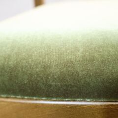 静岡の家具メーカー”パリの雑貨屋”より F-34 ダイニングチェア2脚セットです。ヨーロピアンクラシックながらも愛らしいディティールがお部屋を特別な雰囲気に🎵の画像