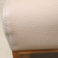 karimoku(カリモク家具)のCU5878 2人掛けベンチです。ウォールナット材がアクセントになるナチュラルモダンな2Pソファ。リビングダイニングをゆったりとした快適な空間に♪の画像