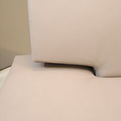 karimoku(カリモク家具)のCU5878 2人掛けベンチです。ウォールナット材がアクセントになるナチュラルモダンな2Pソファ。リビングダイニングをゆったりとした快適な空間に♪の画像