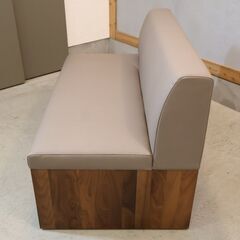 karimoku(カリモク家具)のCU5878 2人掛けベンチです。ウォールナット材がアクセントになるナチュラルモダンな2Pソファ。リビングダイニングをゆったりとした快適な空間に♪の画像