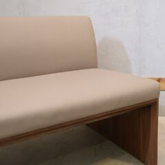 karimoku(カリモク家具)のCU5878 2人掛けベンチです。ウォールナット材がアクセントになるナチュラルモダンな2Pソファ。リビングダイニングをゆったりとした快適な空間に♪の画像